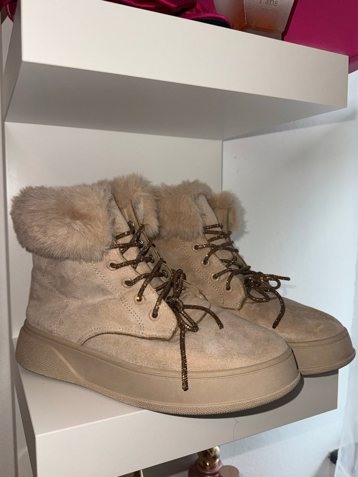Beige suède enkellaarsjes met bont, Kleding | Dames, Schoenen, Ophalen, Zo goed als nieuw, Beige, Lage of Enkellaarzen