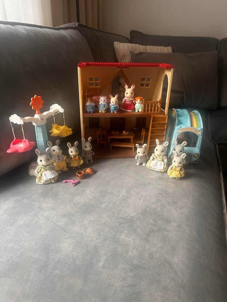 Grote Sylvanian Families set: huis, bus, figuren & accessoir, Kinderen en Baby's, Speelgoed | Poppenhuizen, Ophalen, Zo goed als nieuw