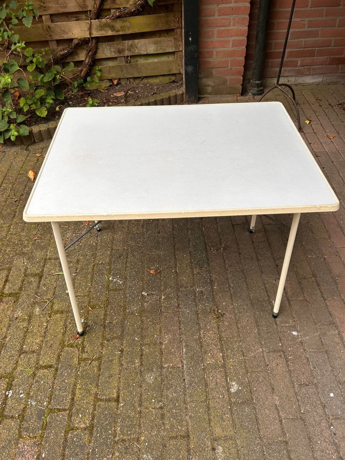 Campingtafel 60x80 cm gebruikt wit in hoogte verstelbaar., Caravans en Kamperen, Ophalen of Verzenden, Gebruikt, Campingtafel