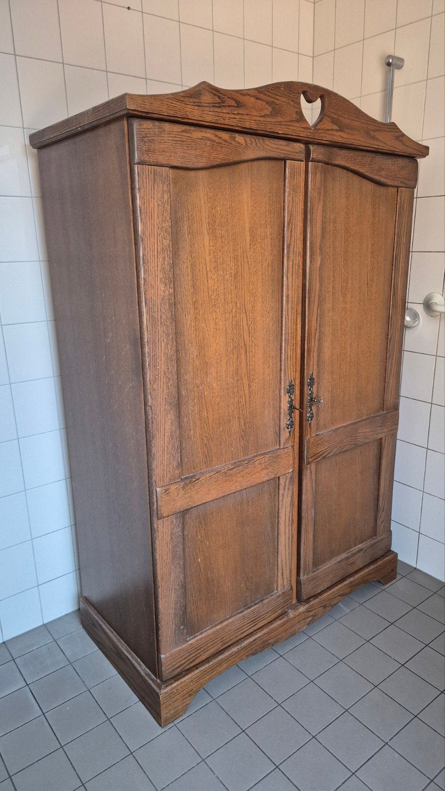 Vintage houten kledingkast met hartdetail, Ophalen