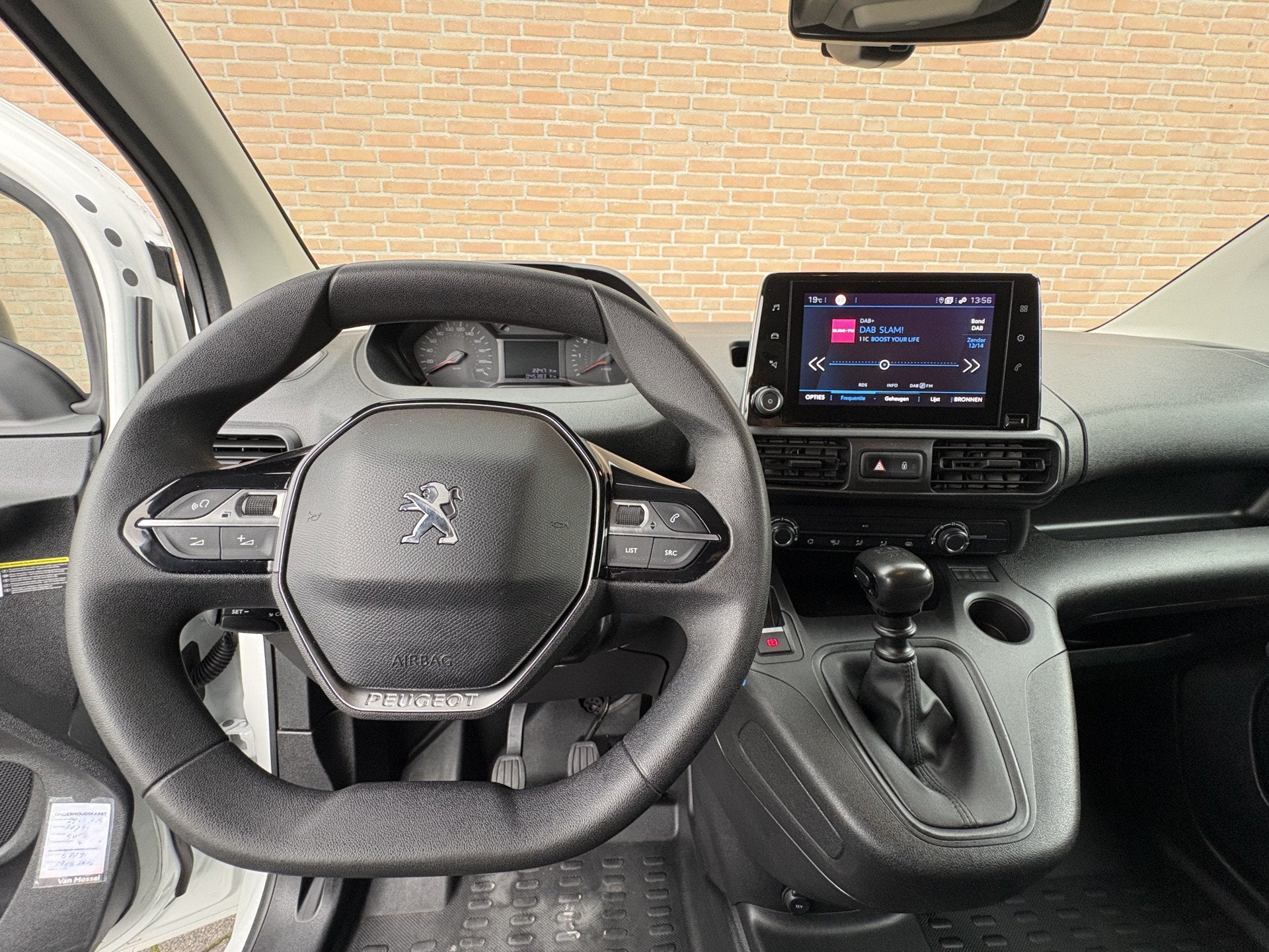 Peugeot Partner 1.2 PureTech Premium / Carplay / Navigatie, Auto's, Voorwielaandrijving, Gebruikt, 1199 cc, Met garantie (alle)