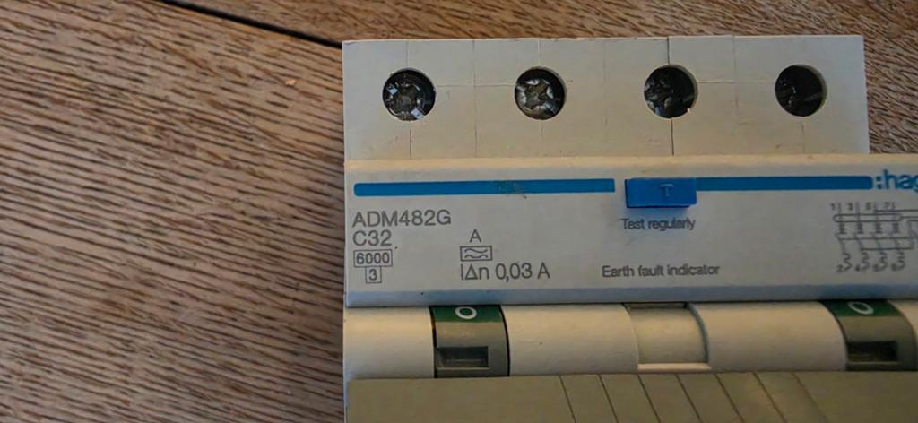 Hager ADM482G aardlekautomaat C32 0.03A, Ophalen of Verzenden, Gebruikt, Overige typen