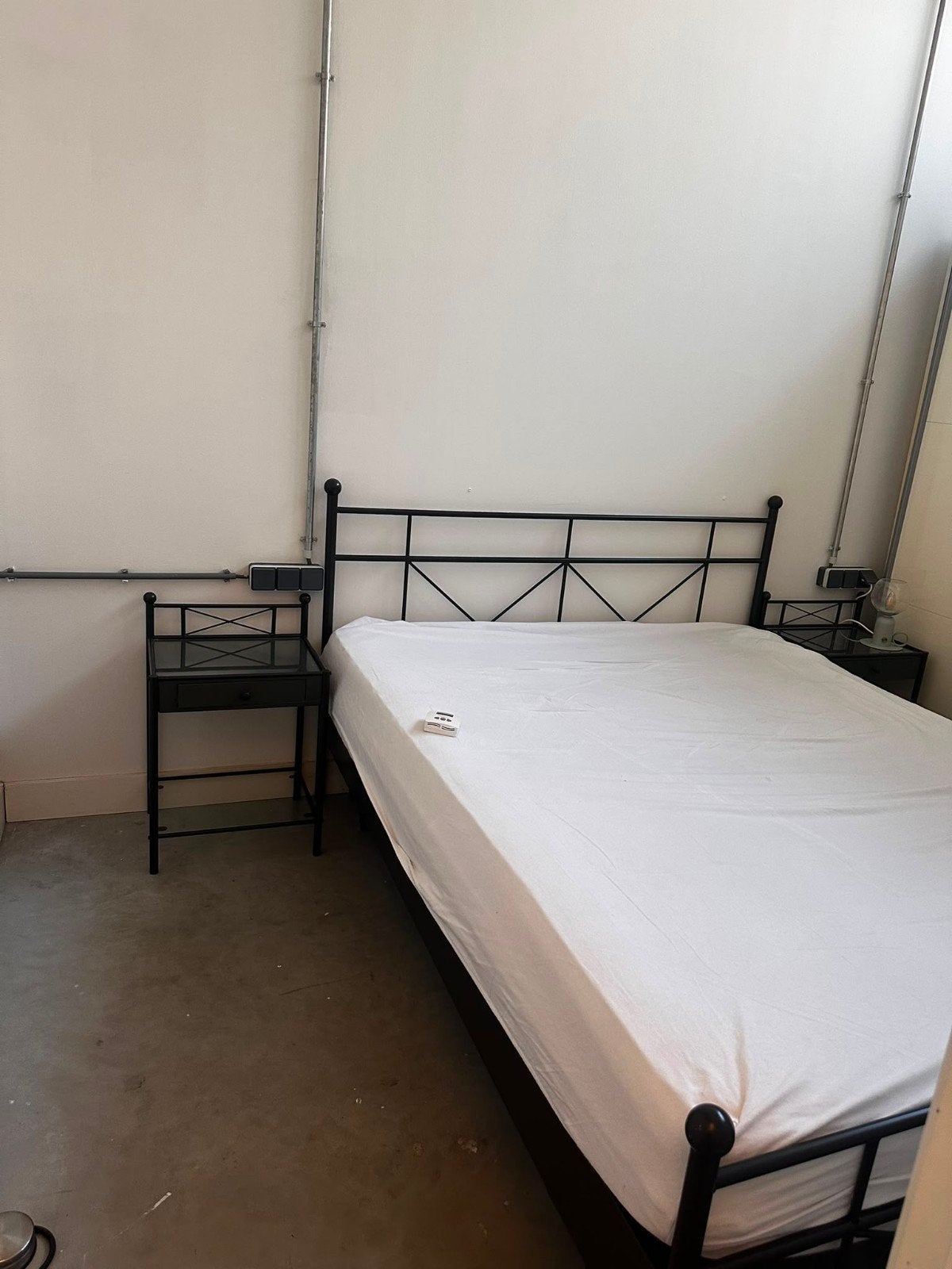 Zwart metalen bed met bijpassende nachtkastjes, Metaal of Aluminium, Ophalen of Verzenden, 70 cm of meer, 65 cm of meer