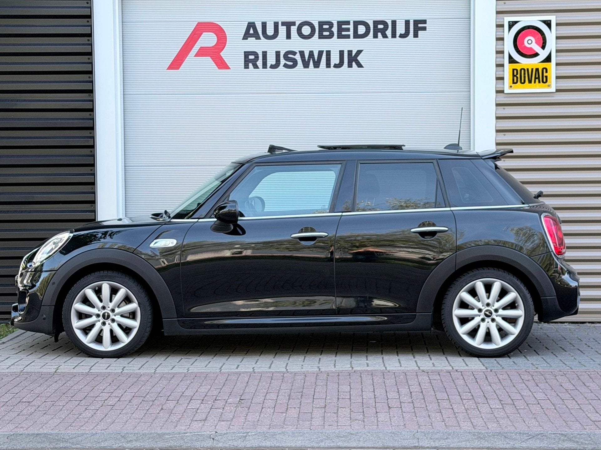 Mini 5-Deurs 2.0 Cooper S Chili Serious Business H&K/Pano/Ca, Auto's, Gebruikt, Euro 6, Leder en Stof, Zwart