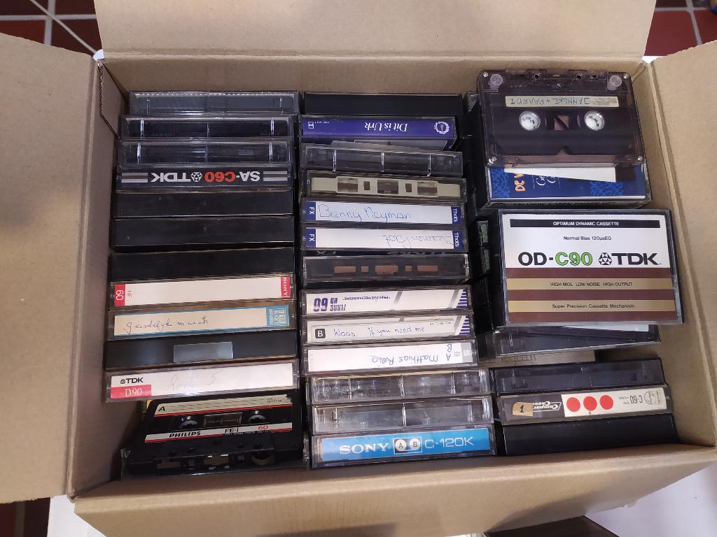 Cassettebandjes, Cd's en Dvd's, Cassettebandjes, Zo goed als nieuw, Origineel, Overige genres, 26 bandjes of meer, Met bewaardoos, rek of koffer