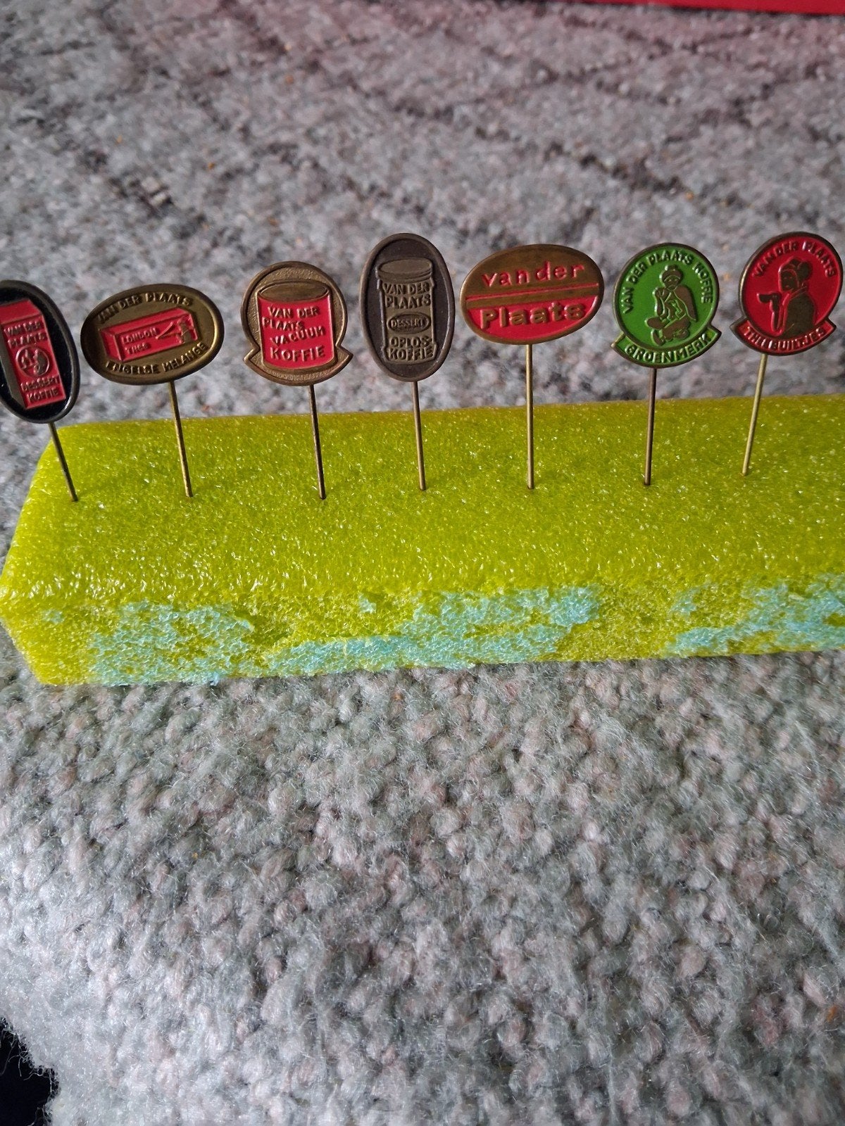 Set van 7 vintage 'Van der Plaats koffie en thee speldjes, Ophalen of Verzenden, Gebruikt, Merk, Speldje of Pin