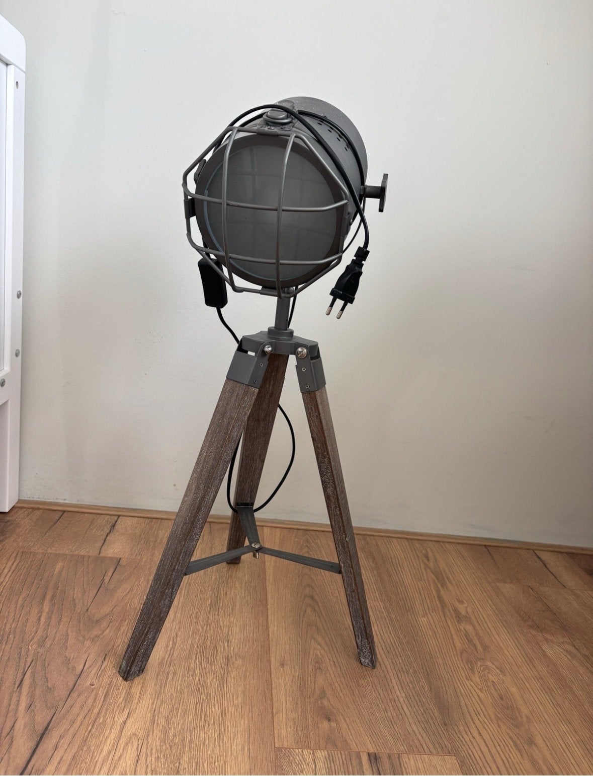 Industriële staande lamp met houten driepoot, Ophalen, E14 (klein), Zo goed als nieuw, Minder dan 100 cm