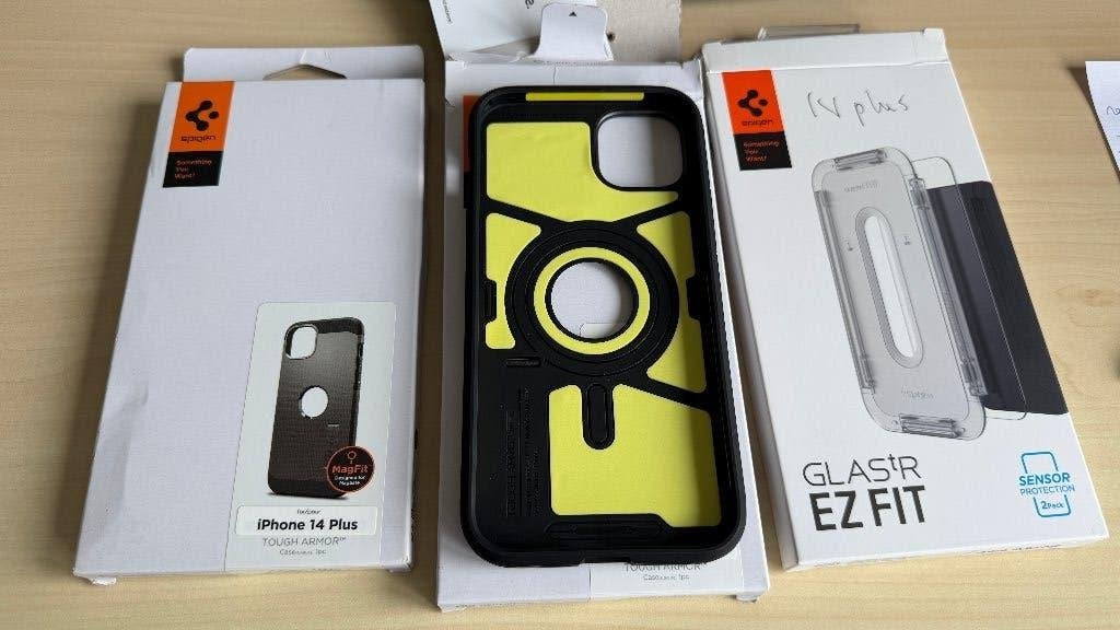 iphone 14 plus spigen screenprotector en 2 hoesjes, Ophalen of Verzenden, Nieuw, Spigen, IPhone 14 Plus