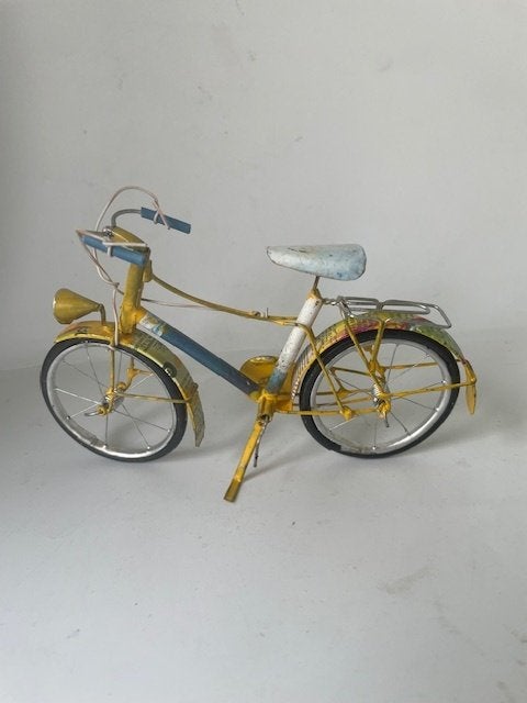 Kleine gele decoratie fiets. Handgemaakt. Township Art., Ophalen