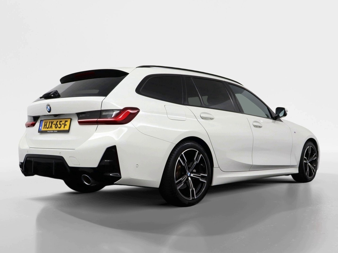 BMW 3 Serie Touring 318i M-Sport Pro Shadowline | AlpinWeiss, Gebruikt, Wit, Geïmporteerd, 750 kg