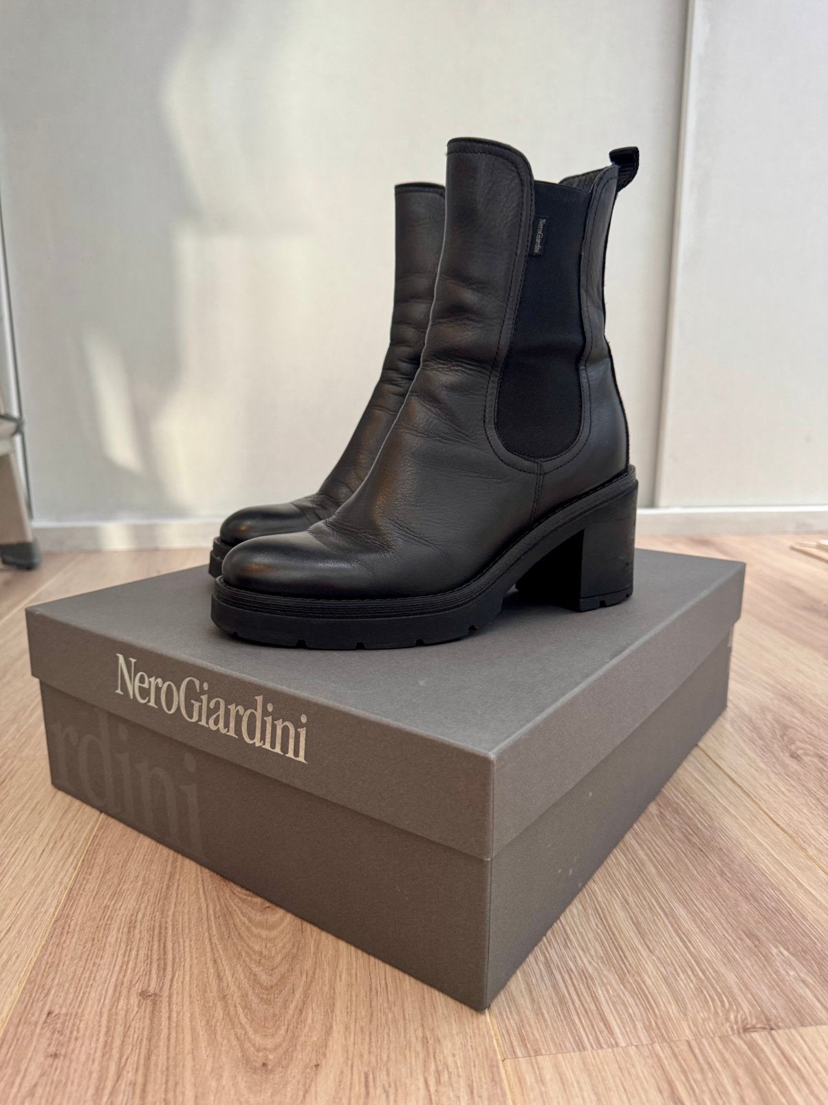 Nero Giardini laarsjes, Kleding | Dames, Schoenen, Zo goed als nieuw, Lage of Enkellaarzen, Zwart, Ophalen of Verzenden