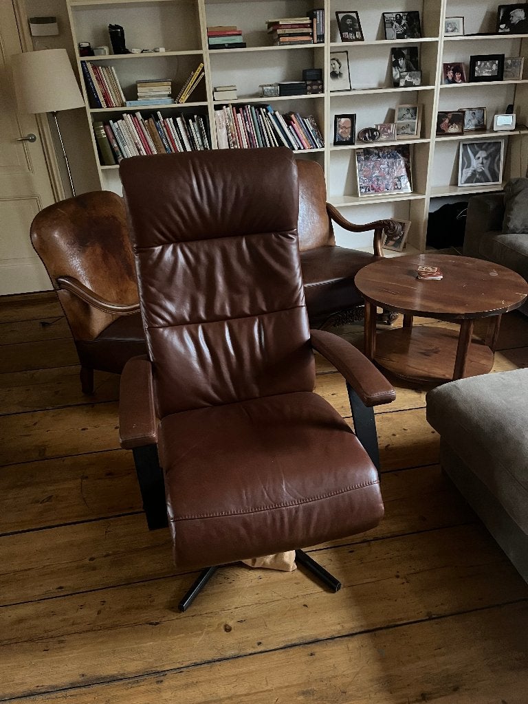 Prominent Sta-op Stoel - Large, Accu, Voetensteun, Ophalen, Zo goed als nieuw, Tijdloze stoel in bruin leder., 50 tot 75 cm