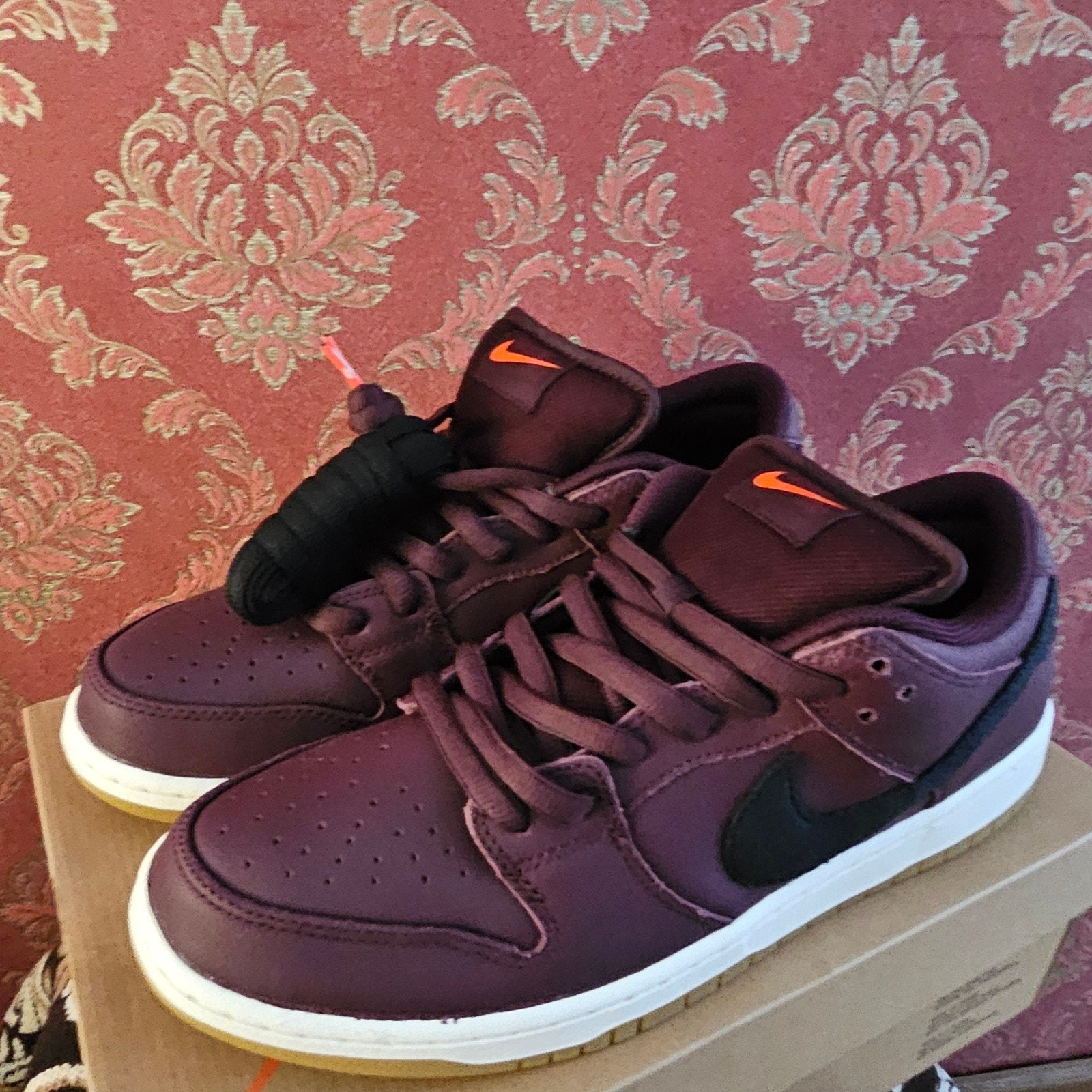 Nike SB Dunk Low Pro ISO 'Burgundy Crush' Orange Label 45.5, Nike SB, Overige kleuren, Nieuw, Ophalen of Verzenden