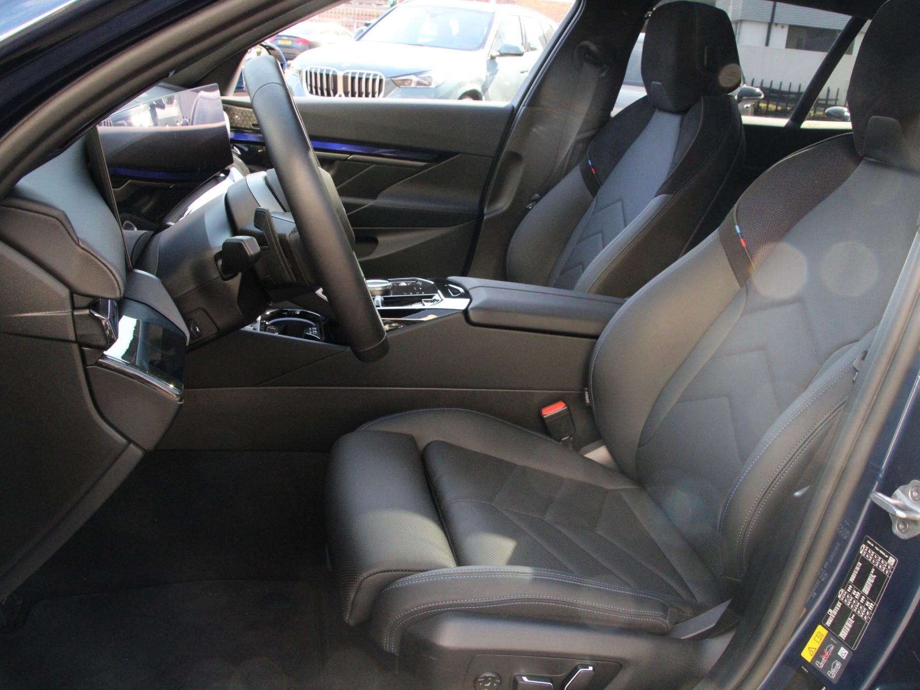 BMW 5-serie Touring 550e xDrive | Pano | Trekhaak | B&W Audi, Auto's, Automaat, Dealer onderhouden, Gebruikt, 2000 kg