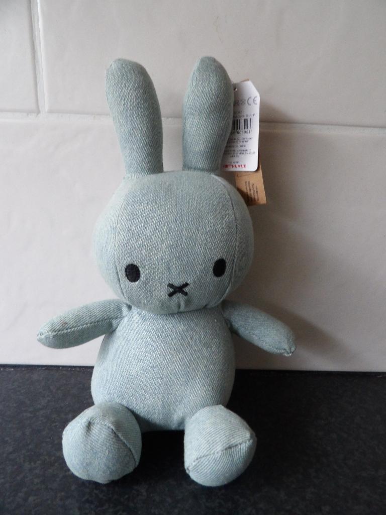 Nieuw met kaartje Nijntje knuffel sitting Light Wash Denim, Kinderen en Baby's, Nijntje, Ophalen of Verzenden, Wasbaar, Middelgroot (20 tot 80 cm)