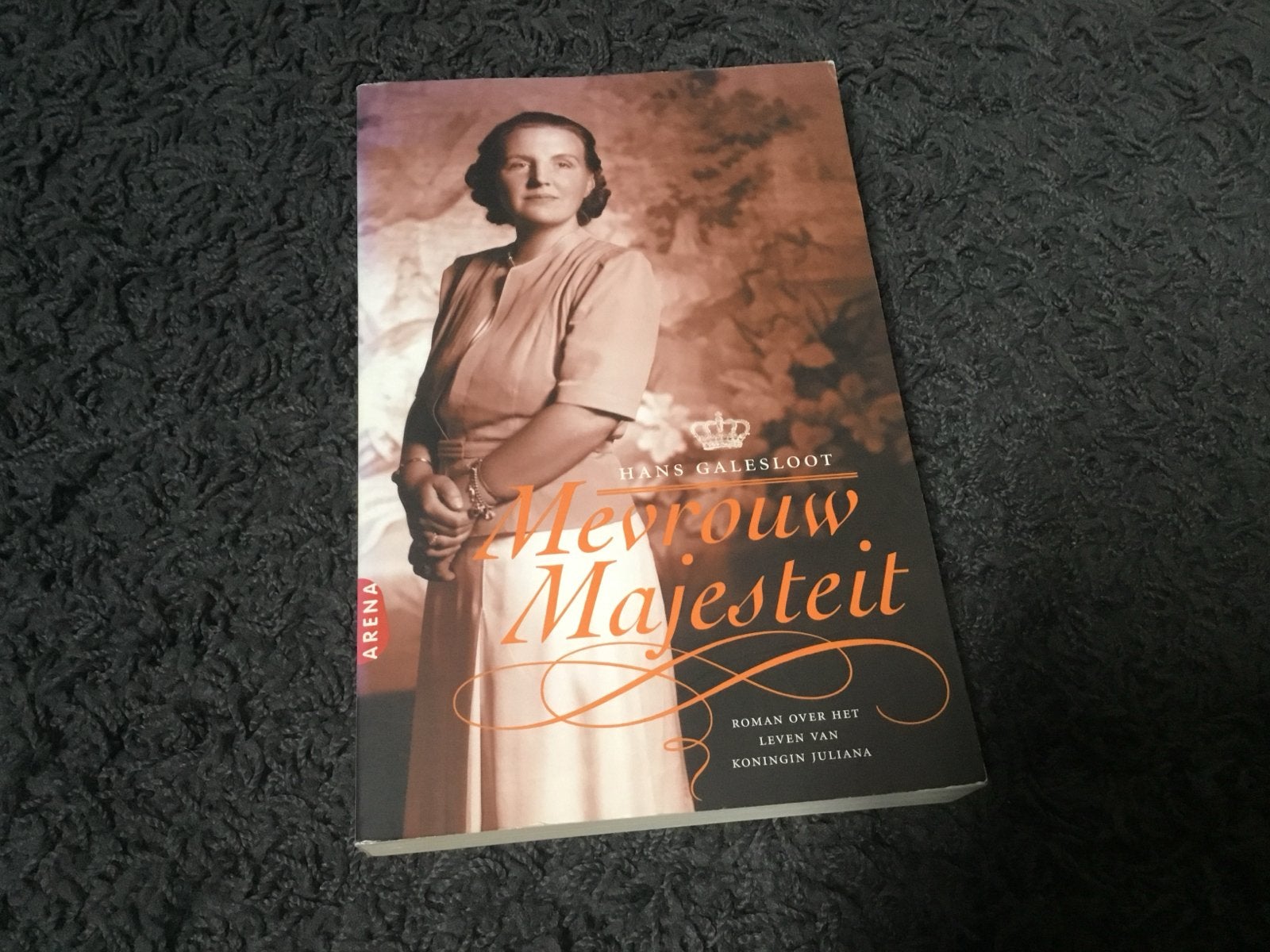 Mevrouw Majesteit - Roman over Koningin Juliana, Ophalen of Verzenden, Gelezen, Overige
