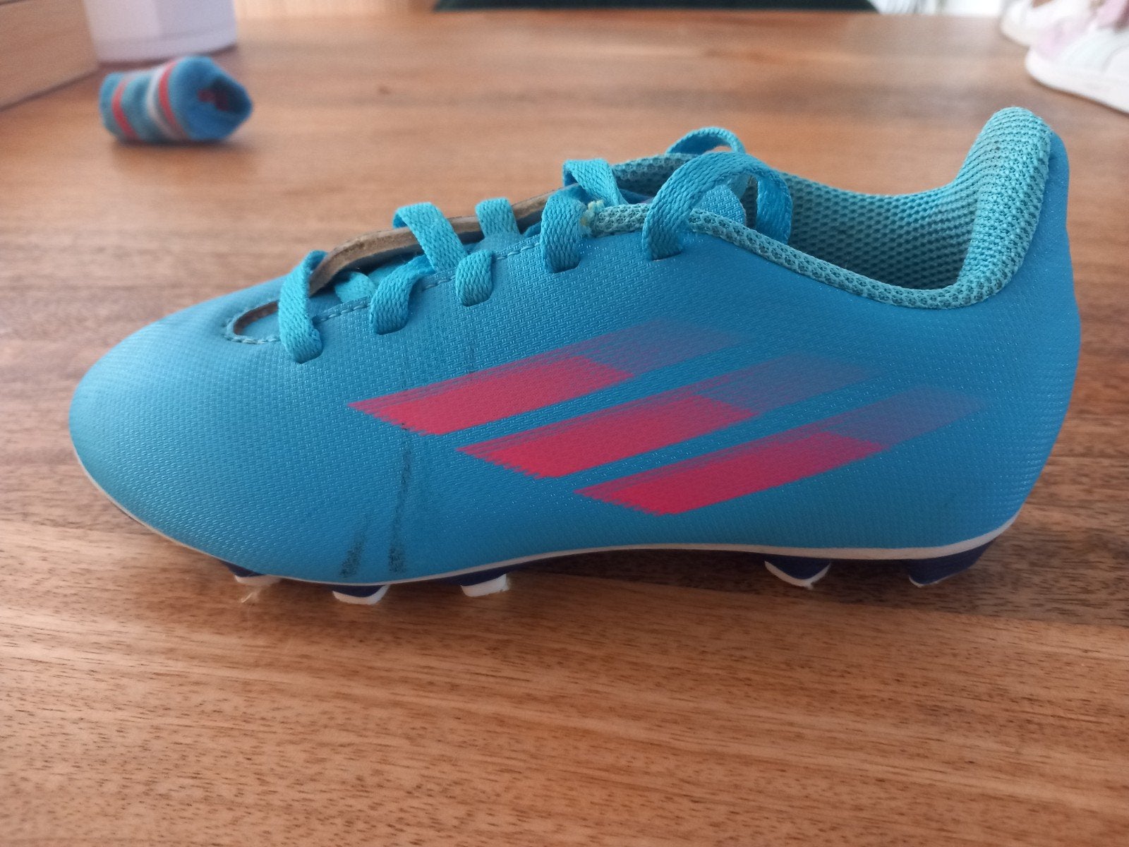 Adidas Voetbalschoenen Maat 30 - Blauw/Roze, Sport en Fitness, Voetbal, Ophalen of Verzenden, Zo goed als nieuw, Schoenen