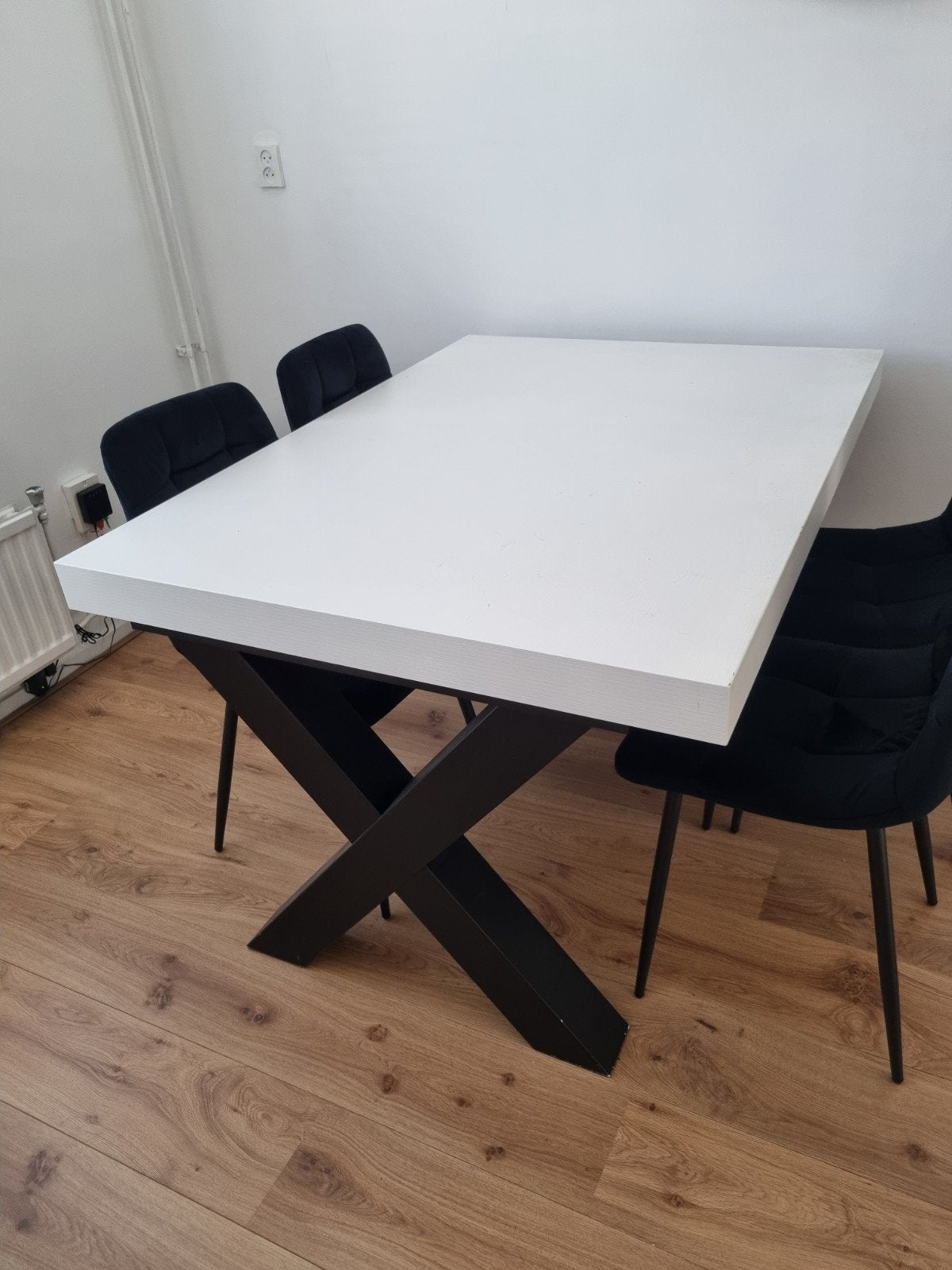Moderne eettafel met wit blad en zwart X-onderstel, Ophalen, Modern, Industrieel, Overige materialen, 50 tot 100 cm
