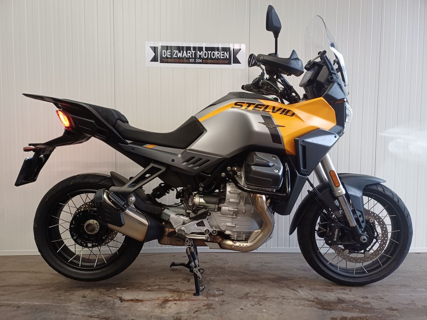 MOTO GUZZI STELVIO bj 2024 22092 km bomvol accessoires., Motoren, Motoren | Moto Guzzi, 2 cilinders, Motorrijbewijs A, Bedrijf