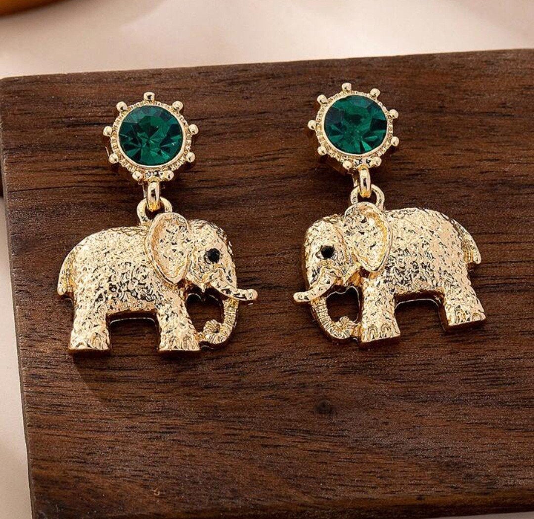Nieuwe gouden olifant oorbellen met groene edelsteen, Overige materialen, Hangers, Nieuw, Ophalen of Verzenden