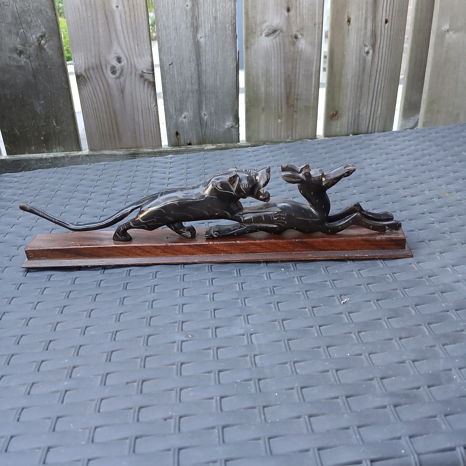 Vintage houten sculptuur: Tijger vangt hert, Houtsnijwerk, Ophalen of Verzenden, Zoogdier, 20 - 50 cm