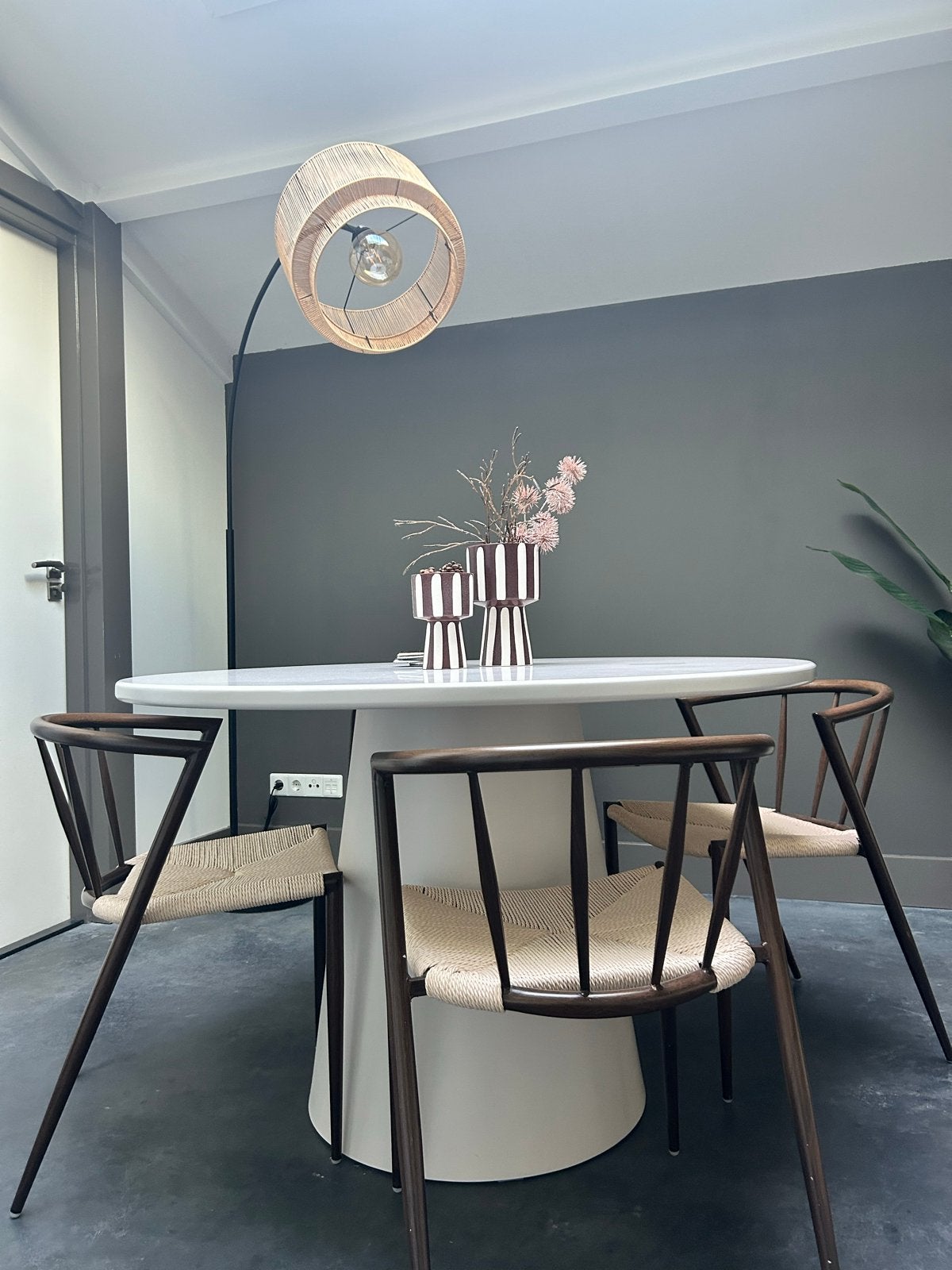 Moderne ronde eettafel met witte conische voet, Ophalen, Overige materialen, 100 tot 150 cm, Rond