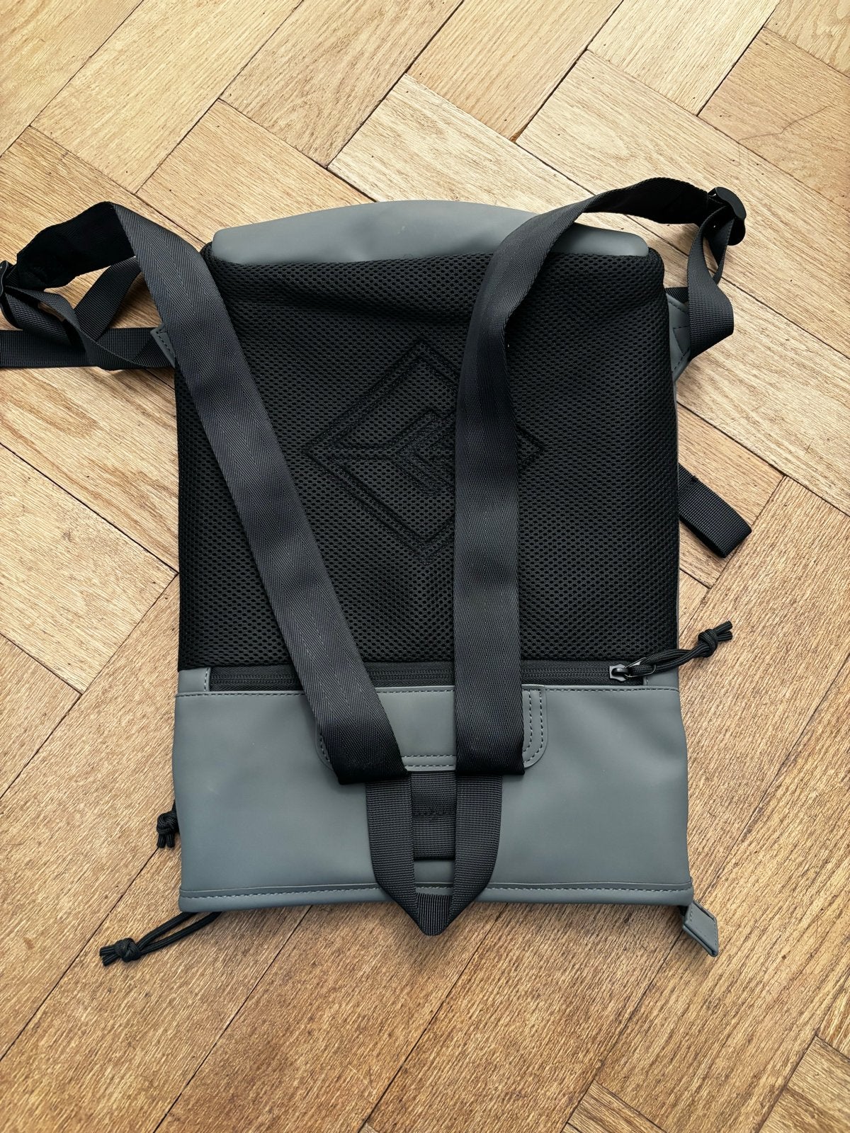 New Rebels rugzak - Grijs, waterdicht, Sieraden, Tassen en Uiterlijk, Tassen | Rugtassen, Gebruikt, Overige merken, 25 tot 40 cm