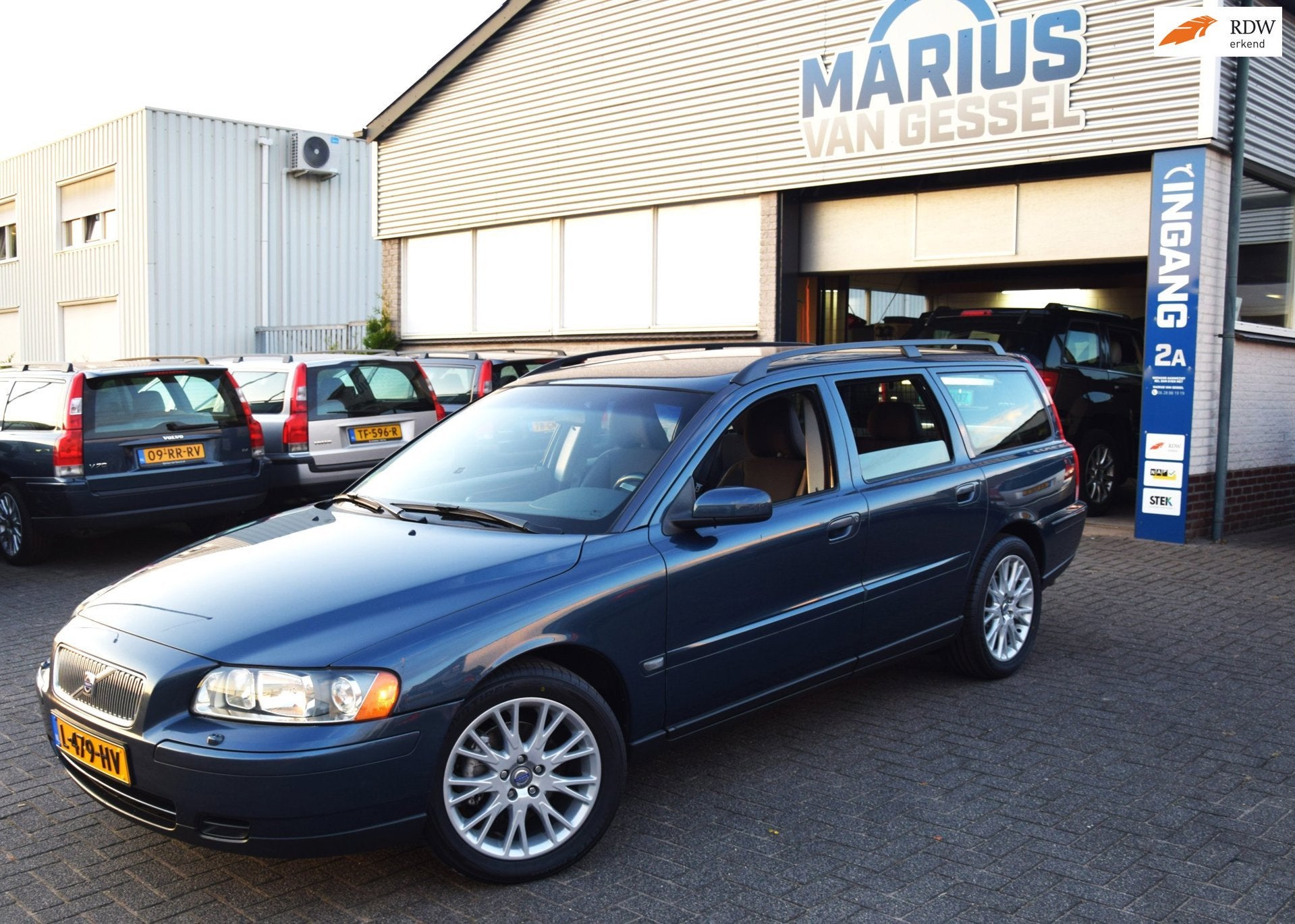 Volvo V70 2.4 Automaat Barents Blue 180 pk, Dealer onderhouden, Zwart, Blauw, Leder en Stof