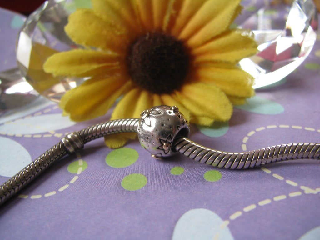 Pandora bedel 790399DN = STARFLOWER + GOUD & DIAMANT, Sieraden, Tassen en Uiterlijk, Gebruikt, Pandora, Ophalen of Verzenden, 1 bedel