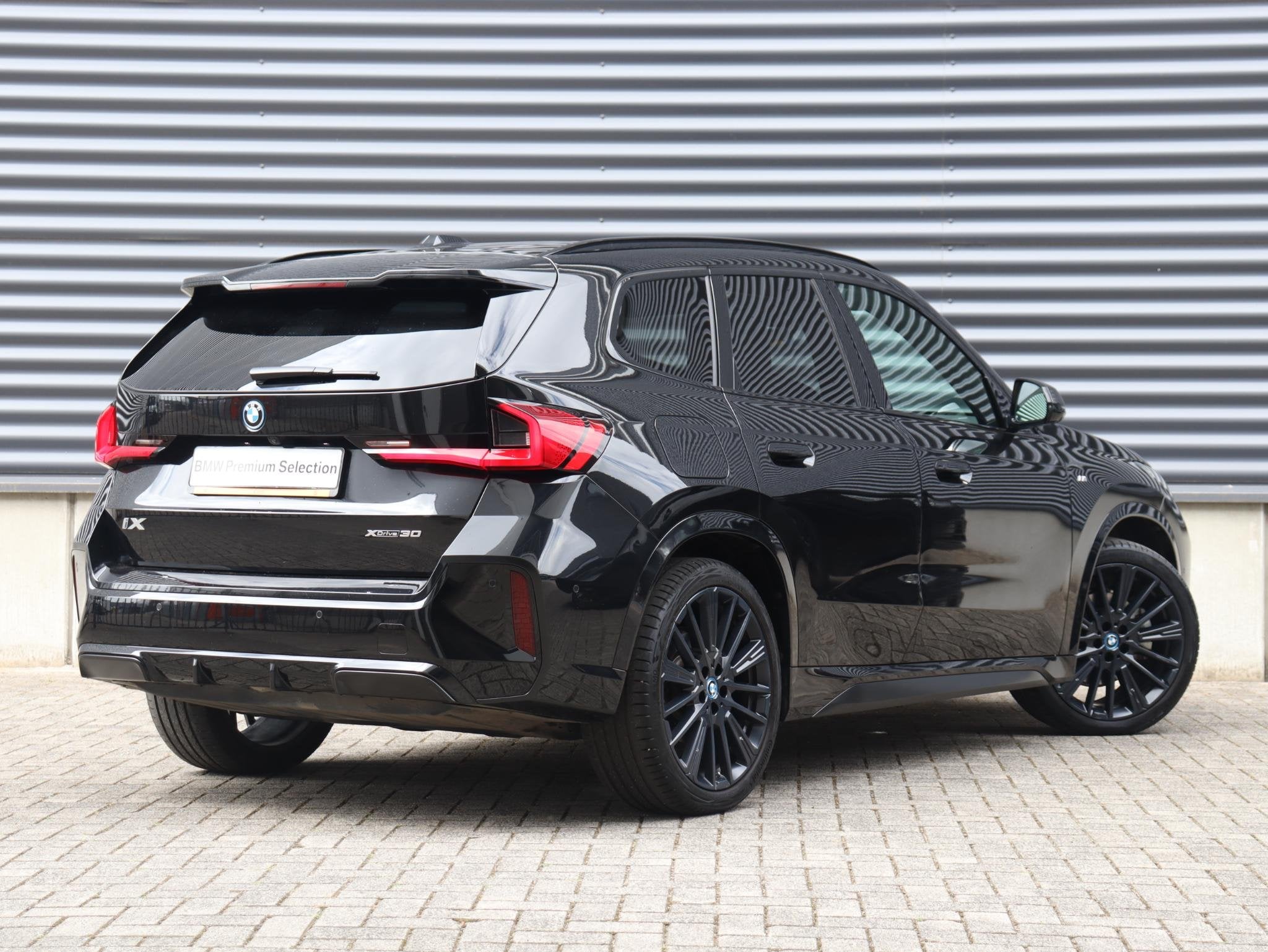 BMW iX1 xDrive30 | M Sportpakket | Innovation Pack | Panodak, Automaat, Gebruikt, Met garantie (alle), Zwart