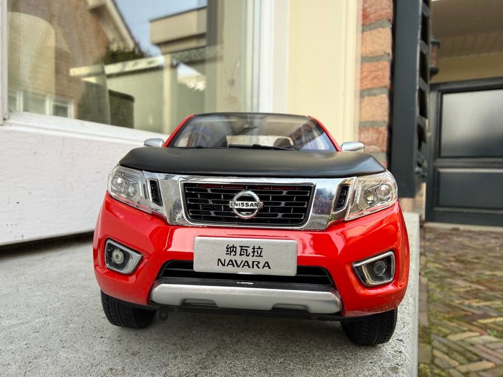 1:18 Nissan Navara Mk3 Pickup SUV rood 2013 DR Model, Hobby en Vrije tijd, Modelauto's | 1:18, Overige merken, Auto, DR Model