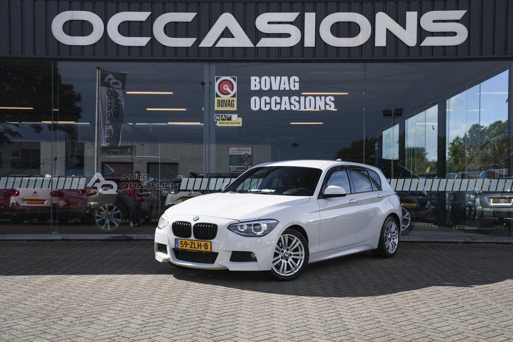 BMW 1-serie 114i Upgrade LEDER/ VERWARMDE STOELEN/ LM 17, Auto's, BMW, 1-Serie, Achterwielaandrijving, Gebruikt, Zwart