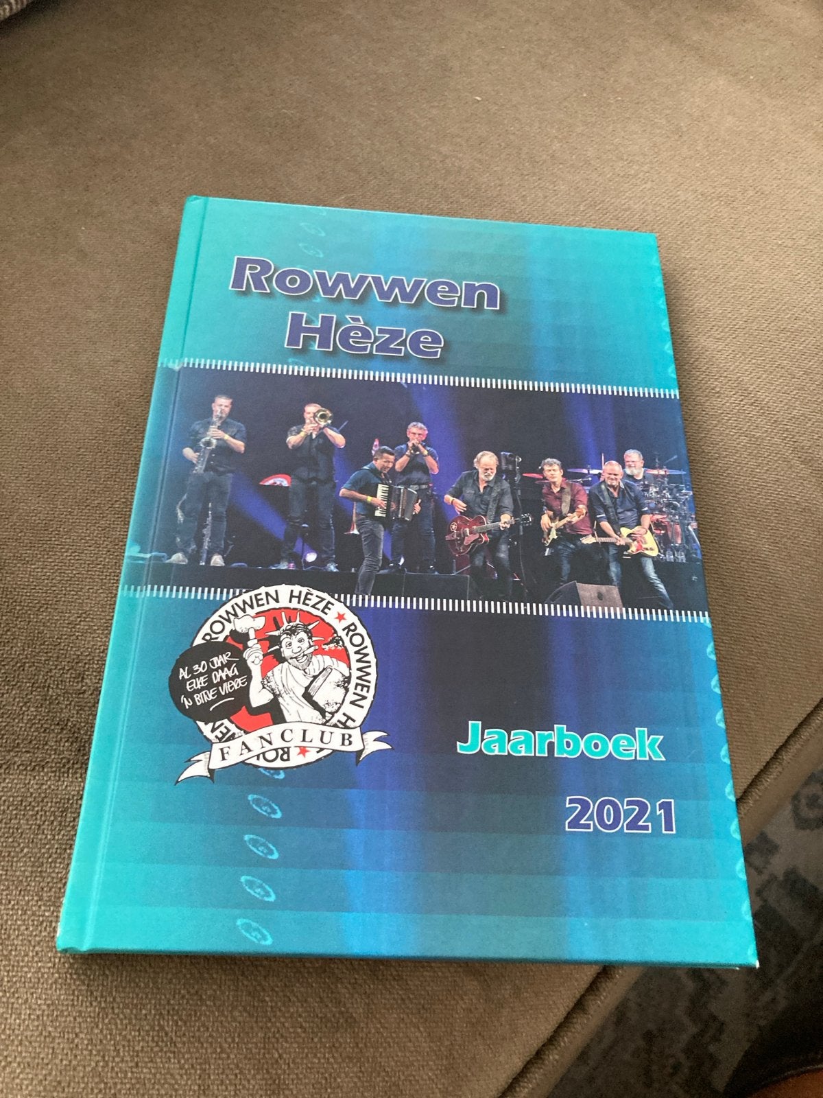 Rowwen Hèze Jaarboek 2021 - Fanclub Jubileum, Boeken, Ophalen of Verzenden, Zo goed als nieuw, Artiest