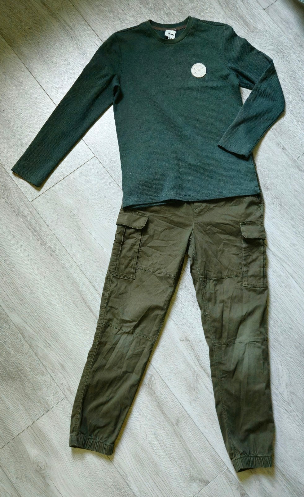 Stoere set: Donkergroen shirt en cargo broek maat 152, Kinderen en Baby's, Kinderkleding | Maat 152, Ophalen of Verzenden, Jongen