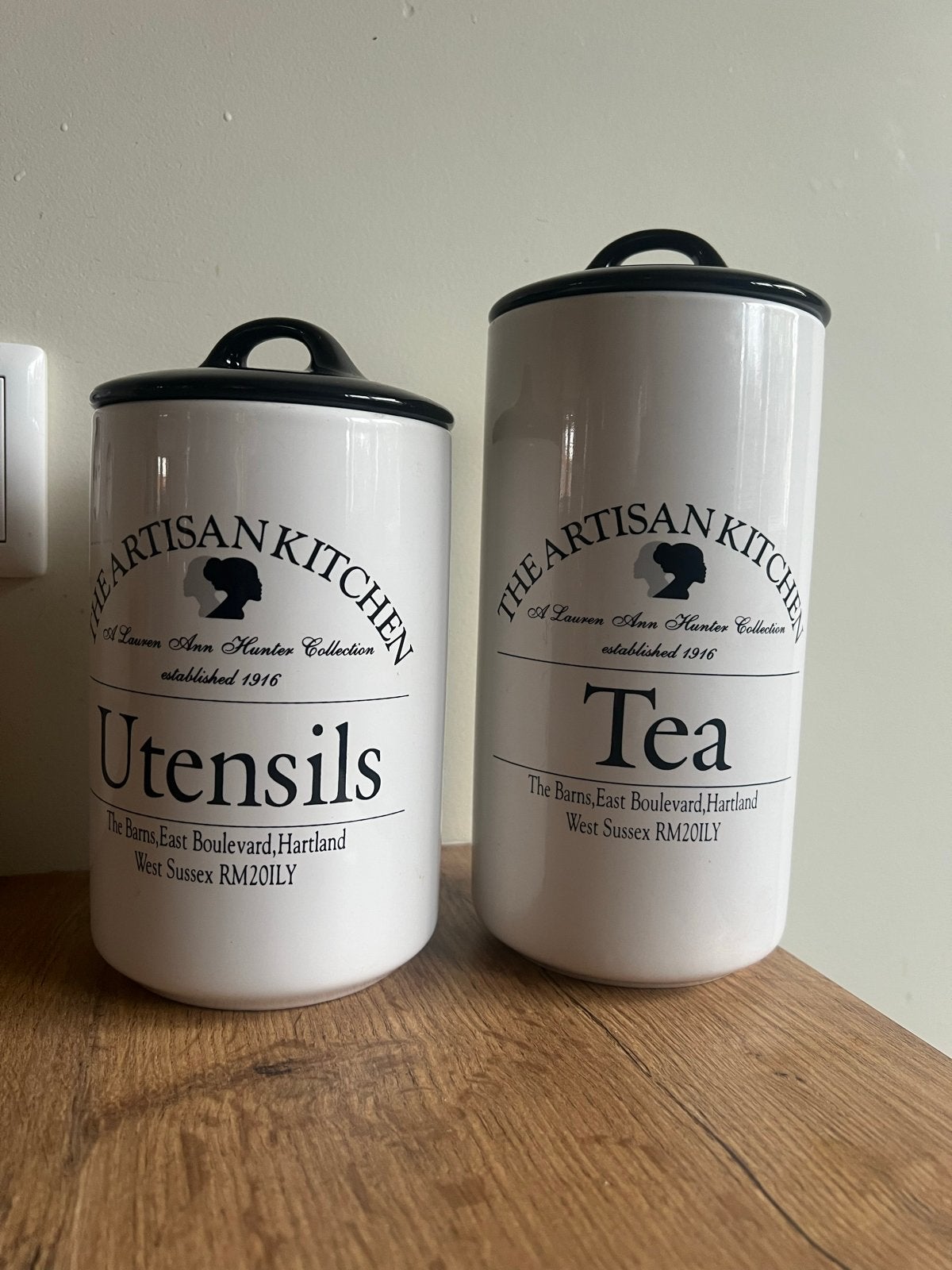 Set van 2 voorraadpotten: 'Utensils' en 'Tea', Ophalen of Verzenden, Zo goed als nieuw, Voorraadpot, Steen/keramiek
