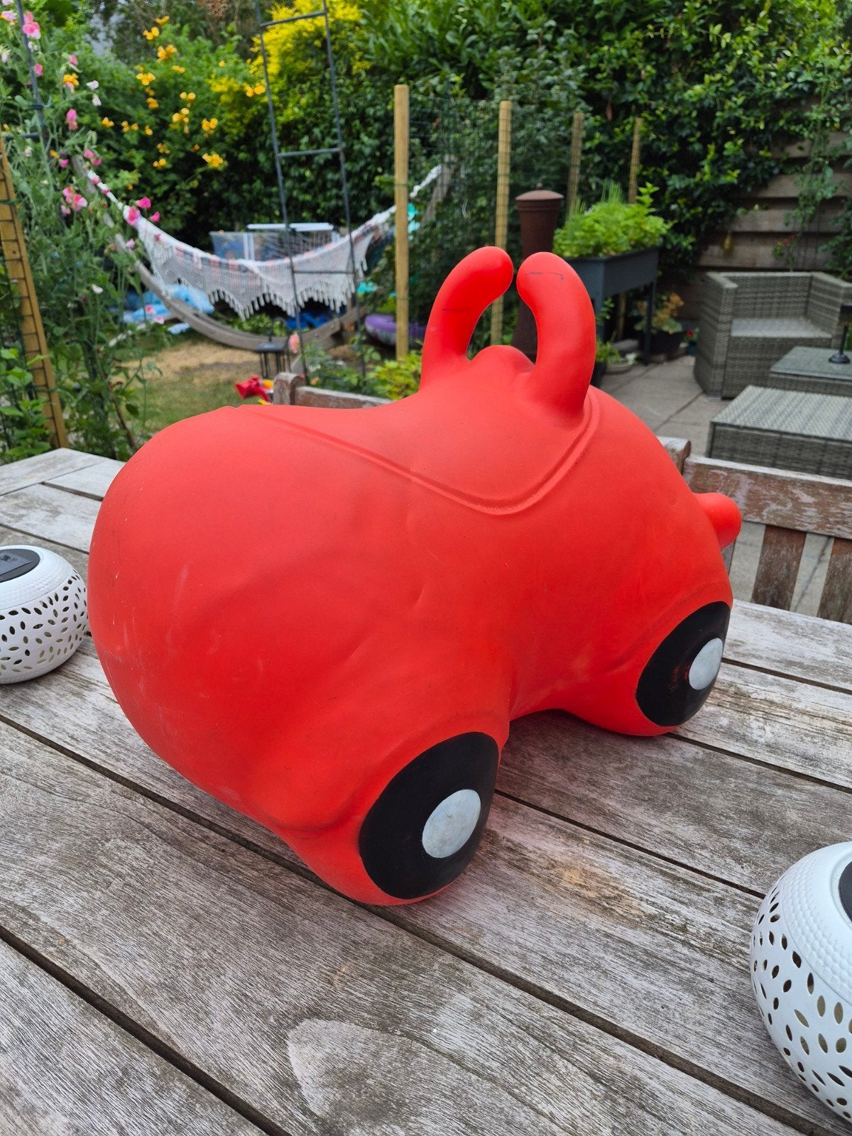 Rood springkussen in de vorm van een auto, Ophalen