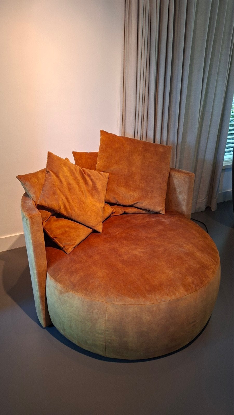 Raffael Lounge, ronde loungebank in okergeel fluweel met kus, Ophalen, 100 tot 125 cm, Modern, Lounge, Comfortabel, Tweepersoons