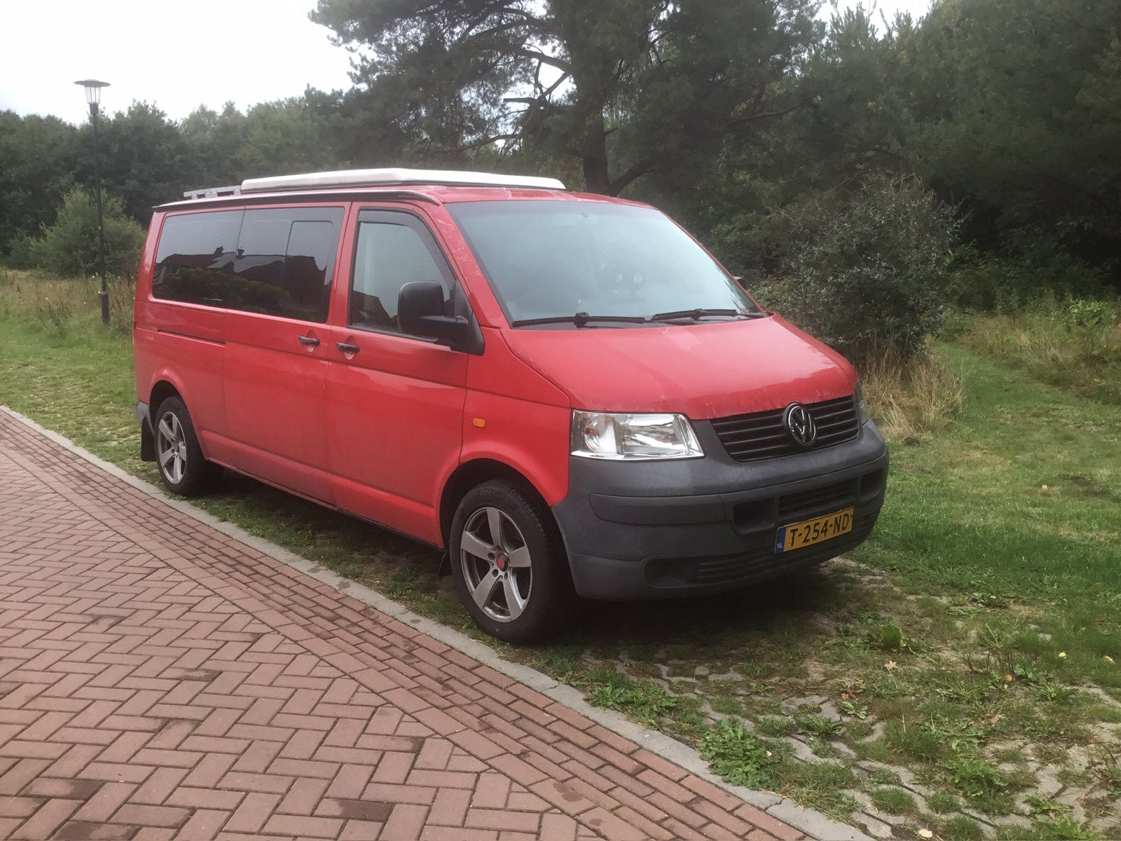 Camper Volkswagen Transporter 2.0 Kombi 85KW 2004 Rood, Buscamper of Camperbus, Volkswagen, Tot en met 2, Handgeschakeld