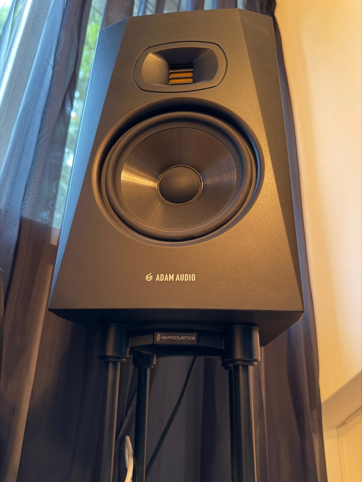ADAM T7V, Focusrite Scarlett 2i2 4e gen + IsoAcoustics, Audio, Tv en Foto, Ophalen, Zo goed als nieuw, Front, Rear of Stereo speakers