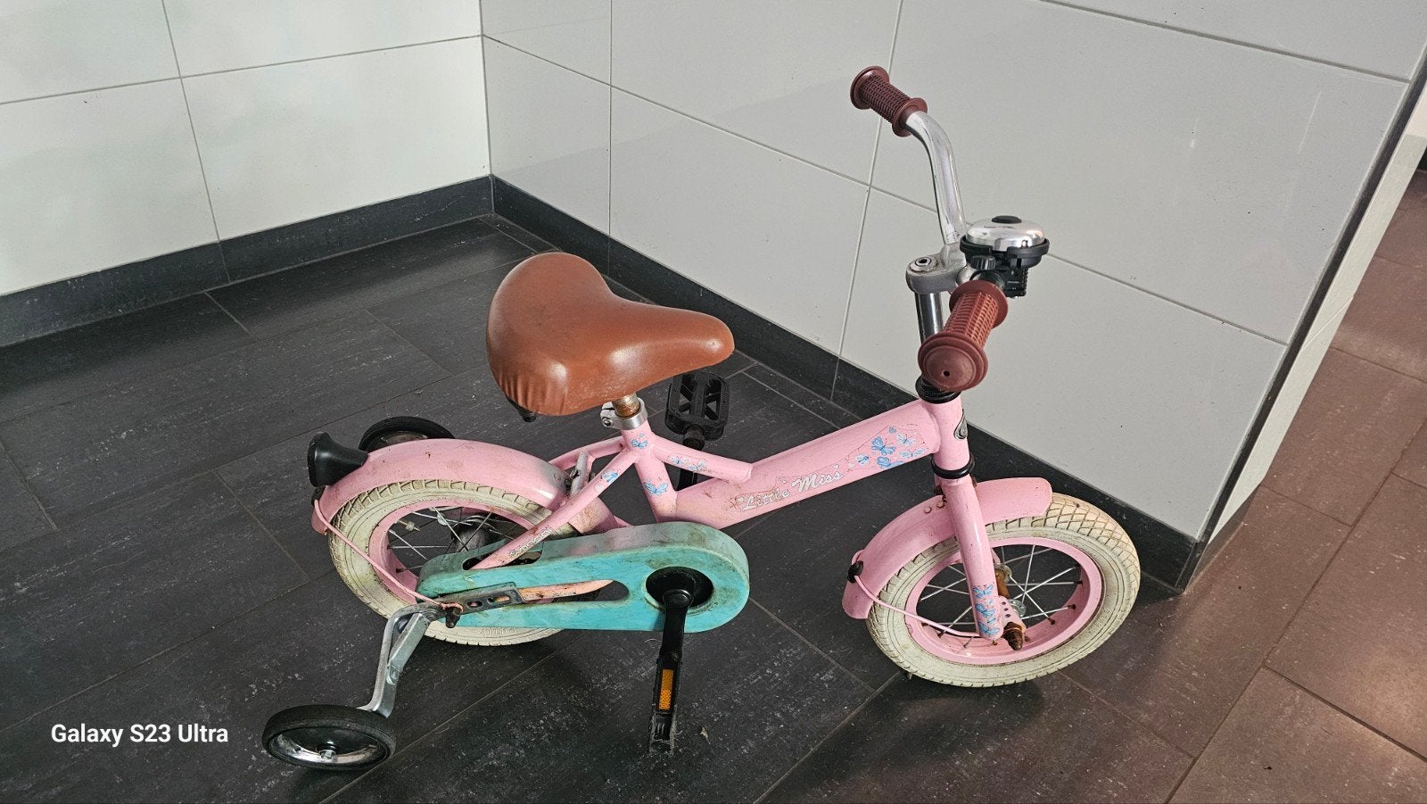 Roze kinderfiets met zijwieltjes - perfect voor beginners!, Terugtraprem, Zijwieltjes, Gebruikt, Onbekend