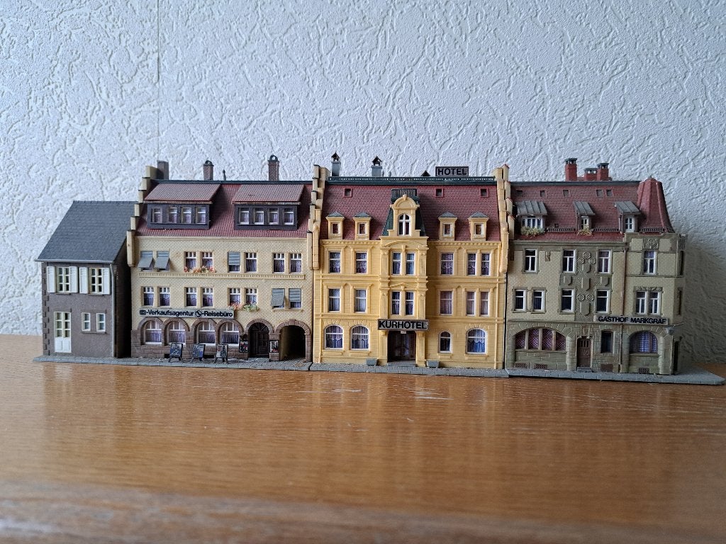 Vier gedetailleerde stadshuizen voor modelspoorbaan, Gebruikt, Gelijkstroom of Wisselstroom, Brug, Tunnel of Gebouw, Ophalen