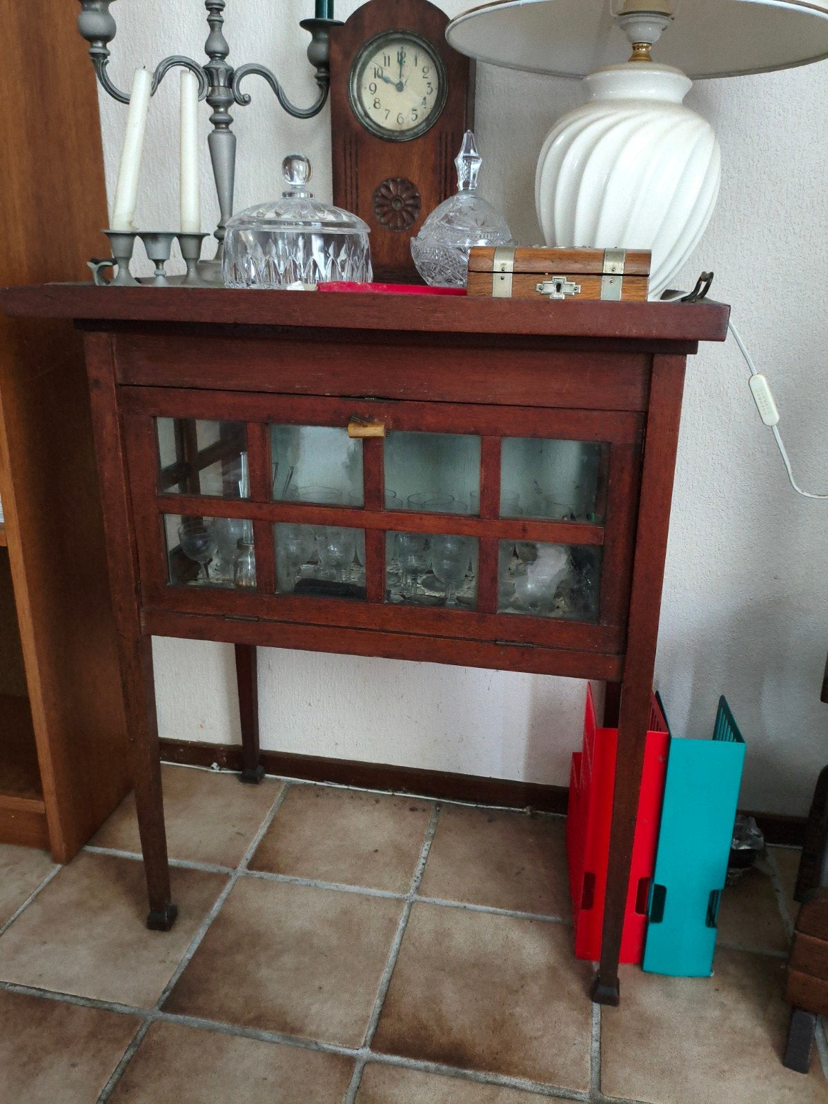 Antiek houten kastje met klep en glas, Antiek en Kunst, Ophalen of Verzenden