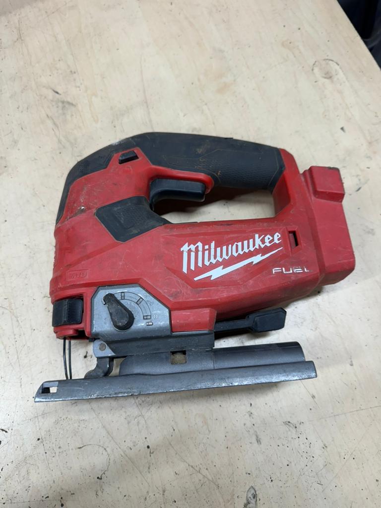 Milwaukee m18FJS decopeerzaag defect, Gebruikt, Decoupeerzaag, Ophalen of Verzenden, 30 tot 70 mm
