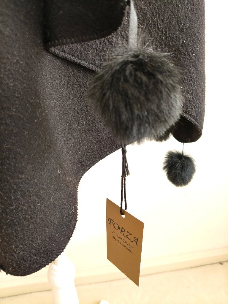 XL Zwarte omslagdoek - stola, nieuw, Ophalen of Verzenden, Zo goed als nieuw, Maat 46/48 (XL) of groter, Sjaal