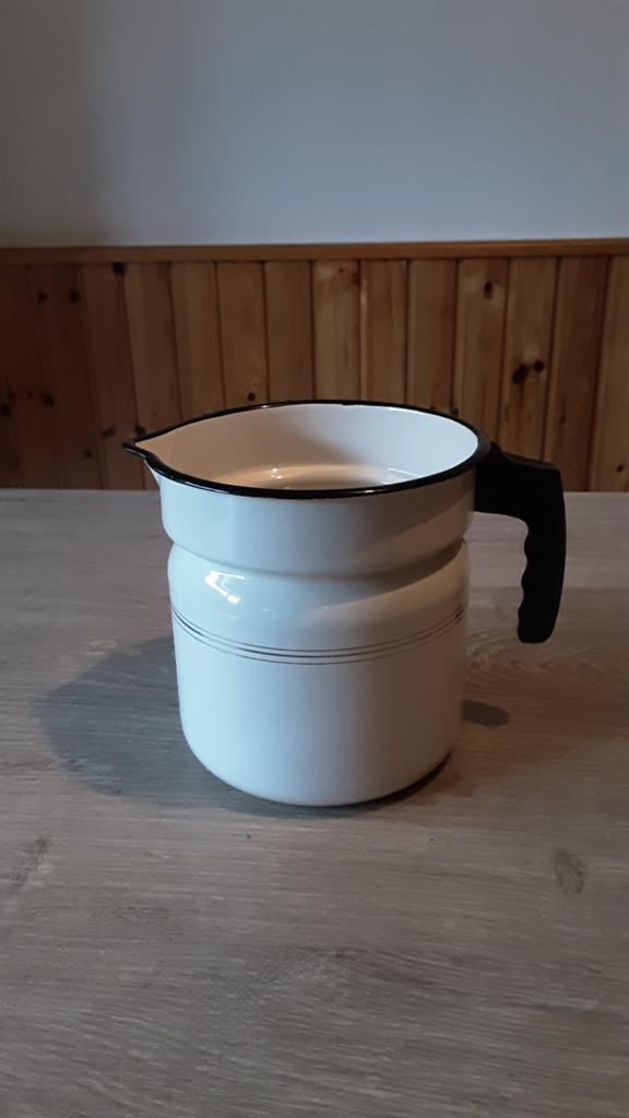 EMAILLE BEIGE MELKKOKER MET GOUDEN BIES., Ophalen of Verzenden