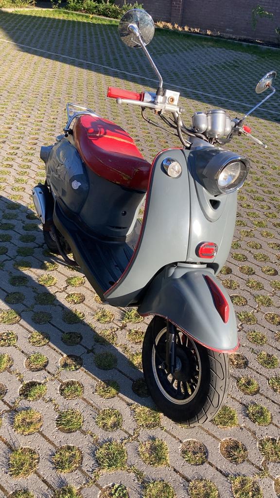 Trendy retro scooter loopt goed met begrenzer snorfiets, Fietsen en Brommers, Snorfietsen en Snorscooters, Gebruikt, Benzine, Ophalen