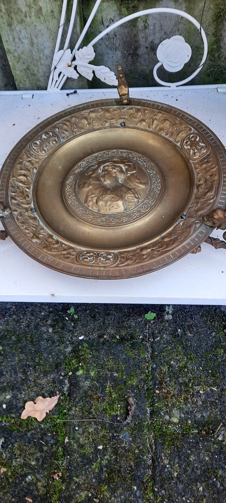 Antieke koperen schaal met reliëfdecoratie, Antiek en Kunst, Ophalen of Verzenden, Brons