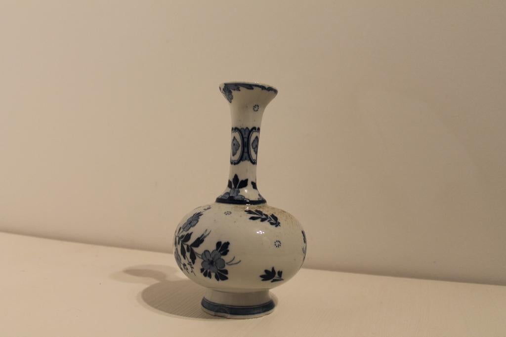 Delfts blauw vaasje met bloem- en molendecor, Antiek en Kunst, Ophalen of Verzenden