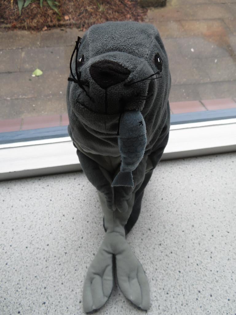 Zeehond zeeleeuw met visje van IKEA grijs velours ca 42 cm, Kinderen en Baby's, Ophalen of Verzenden, Zo goed als nieuw, Overige typen