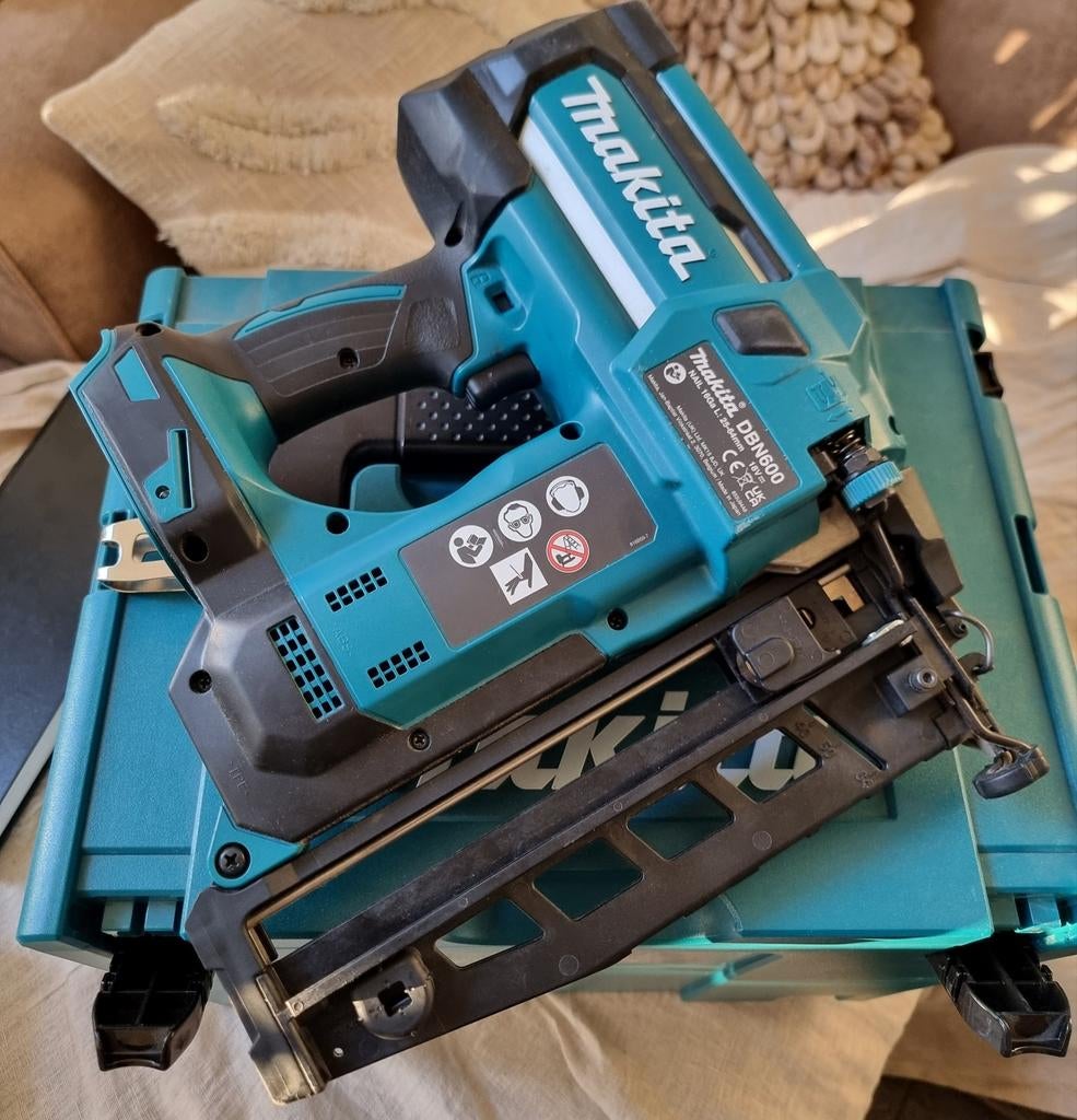 TE HUUR  Makita DBN600ZJ Accu Tacker – professioneel, Ophalen, Zo goed als nieuw